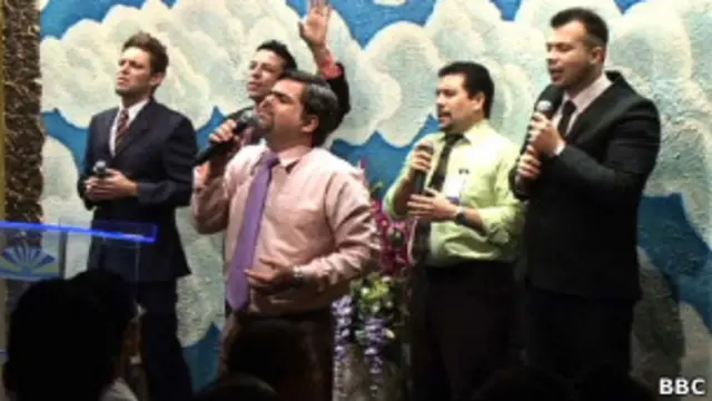 Iglesia con feligreses gays