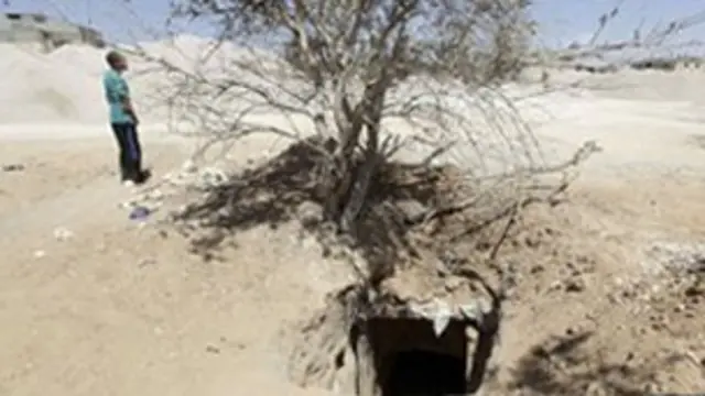 مصر اور غزہ کے درمیان سرحد پر سینکڑوں کی تعداد میں سرنگیں ہیں ۔