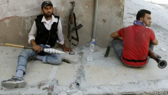 نیروهای ارتش آزاد سوریه در حال استراحت در حوالی منطقه صلاح‌الدین حلب