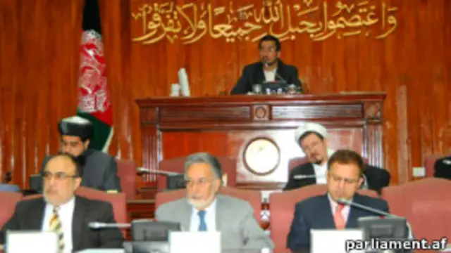 رئیس مجلس گفت که قرار است آقای زاخیلوال روز سهشنبه آینده به پرسشهای یک کمیسیون اختصاصی در باره اتهامهای علیه خود پاسخ دهد