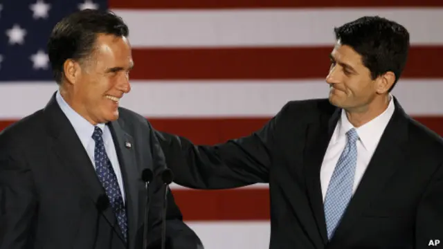 Hai ông Mitt Romney (bên trái) và Paul Ryan