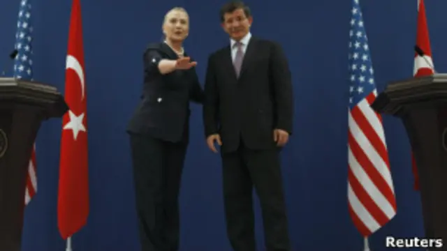 Ngoại trưởng Mỹ Clinton và người tương nhiệm Thổ Nhĩ KỳAhmet Davutoglu 