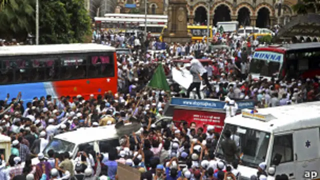 मुंबई में शनिवार को मुसलमानों ने असम और बर्मा की घटनाओं का विरोध किया.