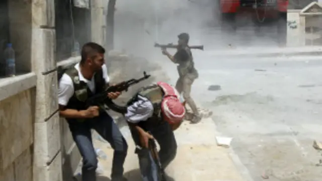 Quân nổi dậy đang chiến đấu trên đường phố Aleppo 