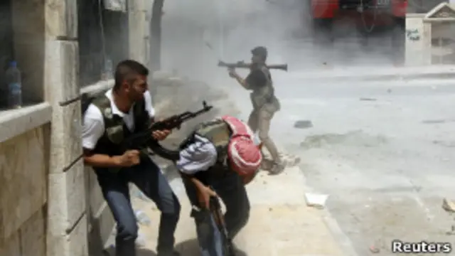 اعضای ارتش آزاد سوریه در منطقه صلاح‌الدین شهر حلب همچنان با نیروهای دولتی درگیر هستند