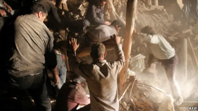 Ratusan korban diperkirakan masih terperangkap di reruntuhan bangunan.