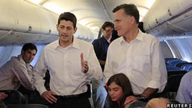 Paul Ryan (esq.) e Mitt Romney no avião a caminho da Carolina do Norte (Reuters)