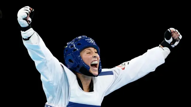 جیڈ جونز نے برطانیہ کے لیے یوئی کوانڈو میں پہلا طلائی تمغہ جیتا۔ انہوں نے چین کی کھلاڑی کو شکست دی۔ انیس سالہ جونز نے بعد میں کہا ’ایک بہت عمدہ احساس تھا جب میڈل لے کر آپ ترانہ گا رہے ہیں اور تمام لوگ آپ کے لیے تالیاں بجا رہے ہوں۔ بہت اچھا لگتا ہے لیکن اس احساس کو آپ بیان نہیں کرسکتے۔‘