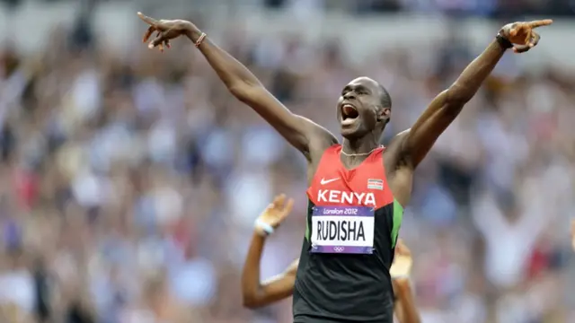 کینیا کے ڈیوڈ روڈیشا پہلے ایتھلیٹ بنے جنہوں نے آٹھ سو میٹر کی ریس ایک منٹ اکتالیس سیکنڈ سے کم وقت میں مکمل کی۔ انہوں نے 1:40:91 سیکنڈ میں ریس مکمل کر کے طلائی تمغہ حاصل کرنے کے ساتھ ساتھ ایک نیا عالمی ریکارڈ قائم کیا۔ ان کا کہنا تھا کہ ’میں اس موقعے کا بہت عرصے سے انتظار کر رہا تھا کہ میں اولمپکس میں شرکت کروں اور ریکارڈ توڑوں۔‘