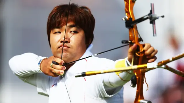 جنوبی کوریا کے اِم ڈونگ ہون نے تیسویں اولمپک میں پہلا ریکارڈ توڑا۔ اِم ڈونگ نے تیر اندازی میں اپنا ہی 696 پوائنٹ کا ریکارڈ تین پوائنٹس سے توڑا۔ خیال رہے کہ اِم ڈونگ کی نظر بےحد کمزور ہے اور وہ آنکھیں ٹیسٹ کرنے والے چارٹ پر بڑے حروف بھی بمشکل پڑھ پاتے ہیں۔ 