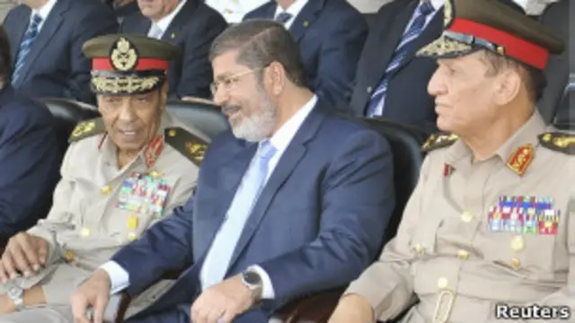 محمد مرسی از اعضای اخوان المسلمین است اخیرا روابط پرتنشی با مارشال طنطاوی (سمت چپ) داشته است