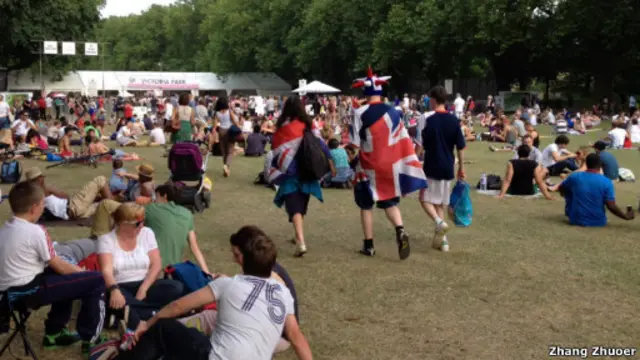 维多利亚公园的英国民众