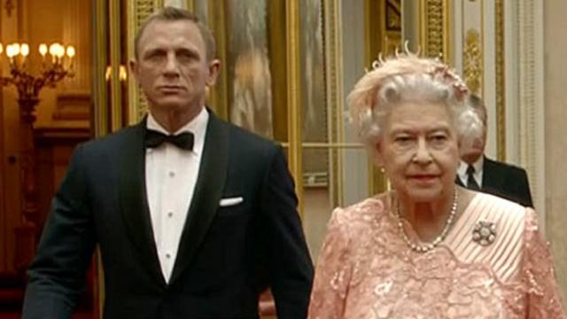 James Bond con la reina Isabel II