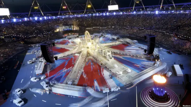 تقریب کا آغاز بگ بین کا گھڑیال بجنے سے ہوا جس کے بعد برطانوی پرچم پر لندن شہر کا منظر پیش کیا گیا۔