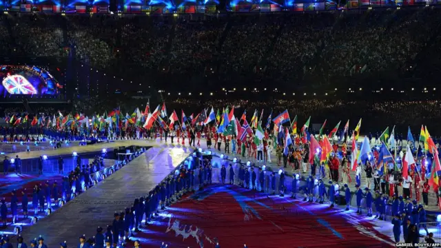 جب تمام ممالک کے ایتھلیٹ اپنے جھنڈے لے کر میدان میں پہنچے تو نظارہ دیکھنے کے قابل تھا