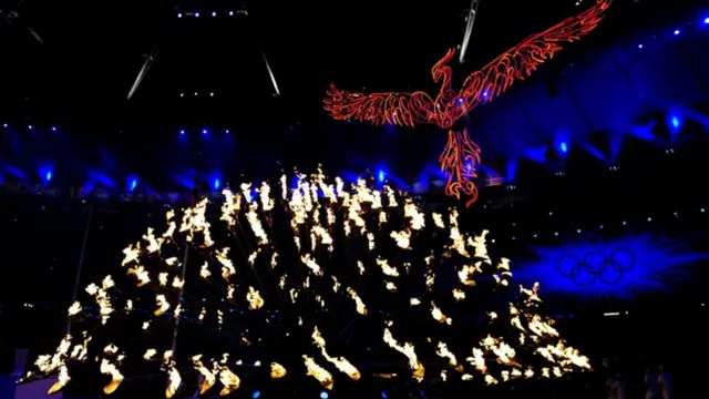 مشعل بجھائے جانے سے قبل اس سے ایک آتشی مشینی پرندہ نمودار ہوا جس نے سٹیڈیم کا چکر لگایا