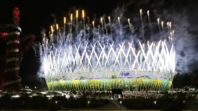 سب سے آخر میں آتش بازی کا شاندار مظاہرہ کیا گیا جس نے سارے علاقے کو بقعۂ نور بنا دیا