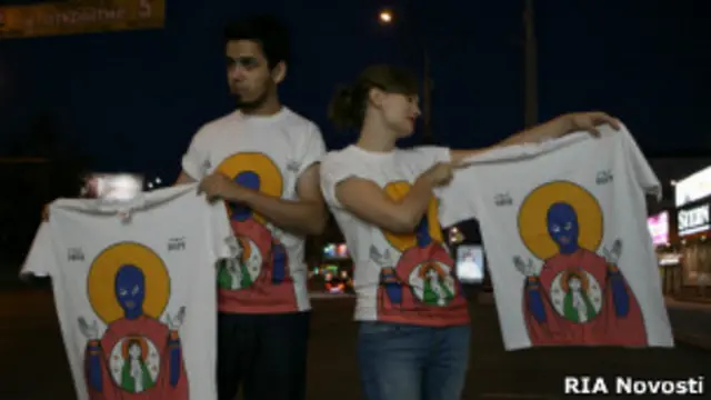 Художники Артем Лоскутов и Мария Киселева демонстрируют футболки, выпущенные в поддержку участниц панк-группы Pussy Riot