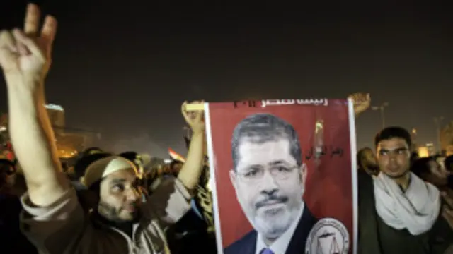 صدر مرسی کے فیصلے کے حق میں ان کے حامیوں نے دارالحکومت میں مظاہرہ کیا