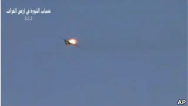 ویڈیو میں روسی ساختہ مگ 23 جنگی طیارے کو شعلوں میں گھرا دکھایا گیا ہے