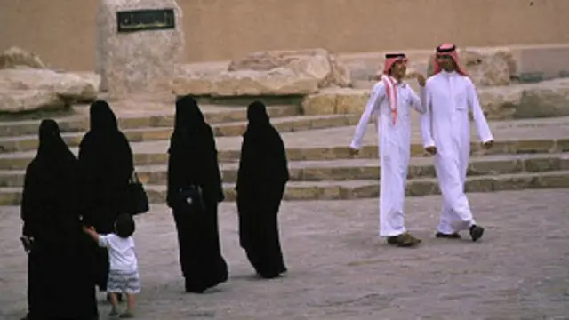 به زنان در عربستان اجازه رانندگی داده نمیشود و در صورت سفر کردن باید مردی از بستگانش همراهش باشد