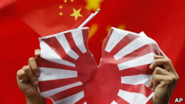 香港反日示威者撕毁日本旗