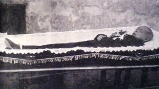 Тело Андрея Ющинского в гробу