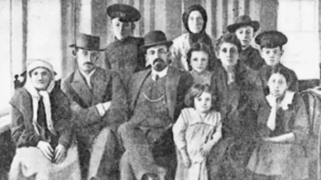 Бейлис с семьей после освобождения