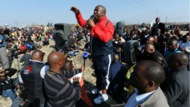 Malema apparaît comme l'une des rares figures publiques à relayer la frustration ressentie par un si grand nombre de pauvres et de couches marginales de la société sud-africaine