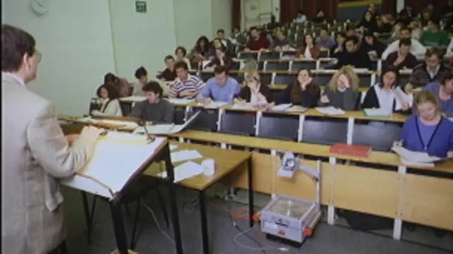 ولسمشر حامد کرزي د پوهنتونو د استادانو د ټولنې د رامنځ ته کېدو په مناسبت خپل پیغام کې له استادانو وغوښتل چې د پوهنتونو د سیاسي کېدو مخه ونیسي.