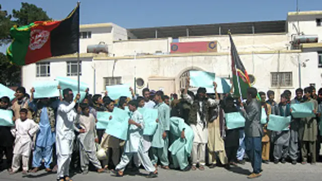 دغه میرمن (ستاره) اوس د هرات په روغتون کې بستري ده