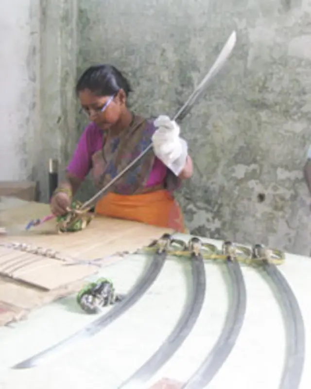 कारीगरों को पहले प्रशिक्षण दिया जाता है