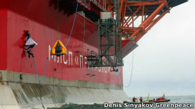 Активисты "Гринпис" высадились на платформе "Газпрома"