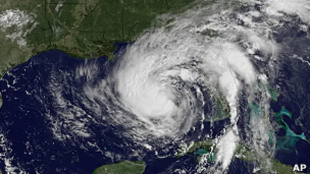 အပူပိုင်း မုန်တိုင်း တခု ဝင်ရောက်တဲ့ ဓါတ်ပုံ