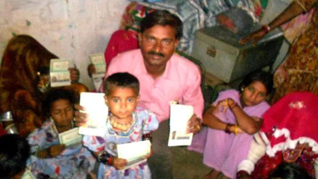 ایک تخمینے کے مطابق بھارت میں تقریباً دو لاکھ سکھ اور ہندو پناہ گزین آباد ہیں