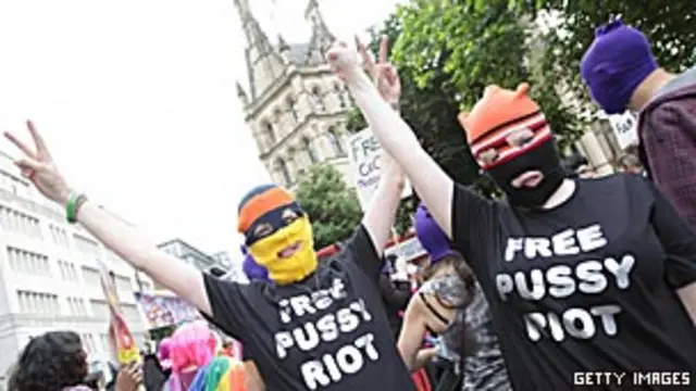 Разноцветные балаклавы стали символом движения в поддержку Pussy Riot по всему миру