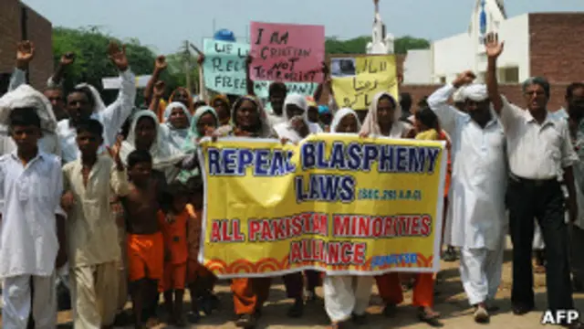 پاکستان میں توہینِ مذہب کے قانون کے ناجائز استعمال کے الزامات سامنے آتے رہے ہیں اور اس سلسلے میں مظاہرے بھی کیے گئے ہیں