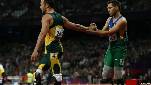 Alan Fonteles e Oscar Pistorius nos Jogos de Londres / Crédito: Reuters