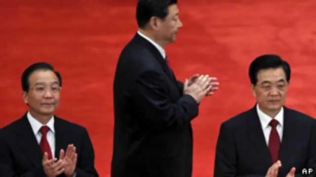 चार मई, 2012 के दिन राष्ट्रपति हू जिंताओ (दाएं) और प्रधानमंत्री वेन जियाबाओ (बाएं) के साथ शी जिनपिंग (मध्य में)
