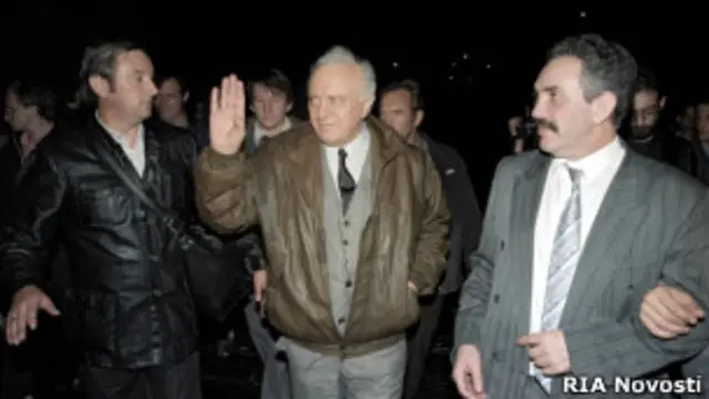 Эдуард Шеварднадзе среди защитников Белого дома 20 августа 1991 года