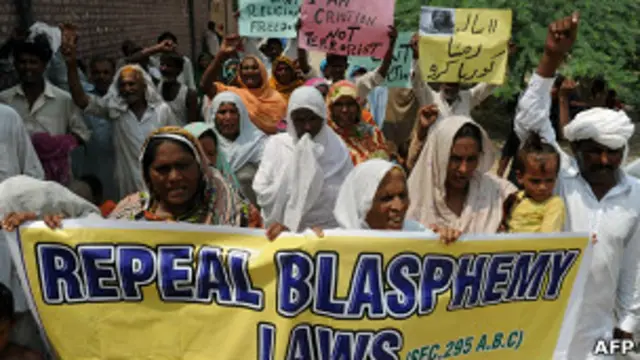 اس قانون کے تحت سزا پانے والوں میں اکثریت مسلمانوں کی ہے جس کے بعد احمدیہ فرقے سے تعلق رکھنے والے افراد ہیں