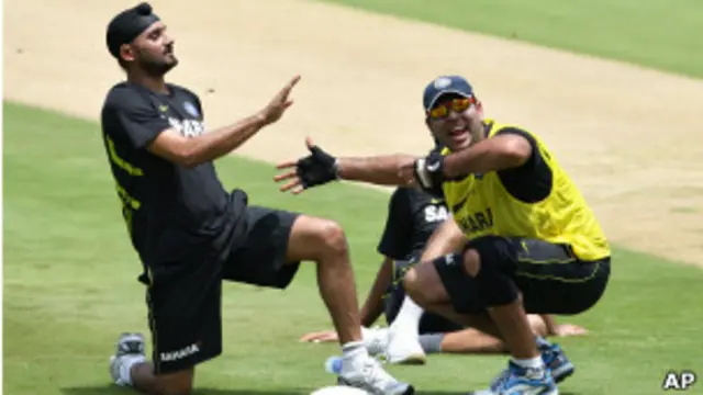 युवराज सिंह और हरभजन सिंह अभ्यास के दौरान.