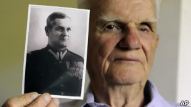 Франтишек Герцог с фотографией отца, погибшего в Катыни