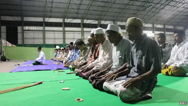Warga Syiah Sampang menjadi pengungsi setelah kampung mereka diserang.