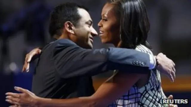 भारतीय मूल के अभिनेता काल पेन मिशेल ओबामा से गले मिलते हुए