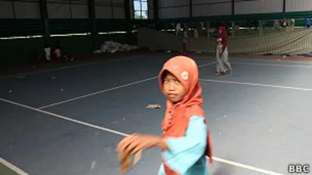 Seorang bocah, yang orang tuanye menganut Islam Syiah, semula diungsikan di GOR Sampang sebelum dipindah ke rusun Sidoarjo.