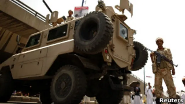 د یمن صنعا مهمو ځایونو کې تګ راتګ کم شوی او سلګونه زغره وال پوځي ګاډي ځای پرځای شوي.