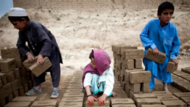 افغانستان د نړۍ له هغو هېوادونو شمېرل کېږي چې ماشومان په کې ځورول کېږي او له ښوونځيو او زده کړو بې برخې دي. 