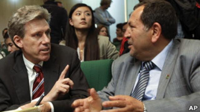 Посол США в Ливии Кристофер Стивенс (слева)