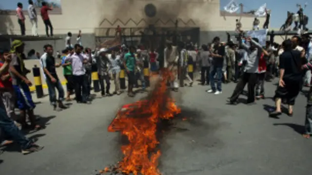 यमन में प्रदर्शनकारियों ने अमरीकी दूतावास पर धावा बोला